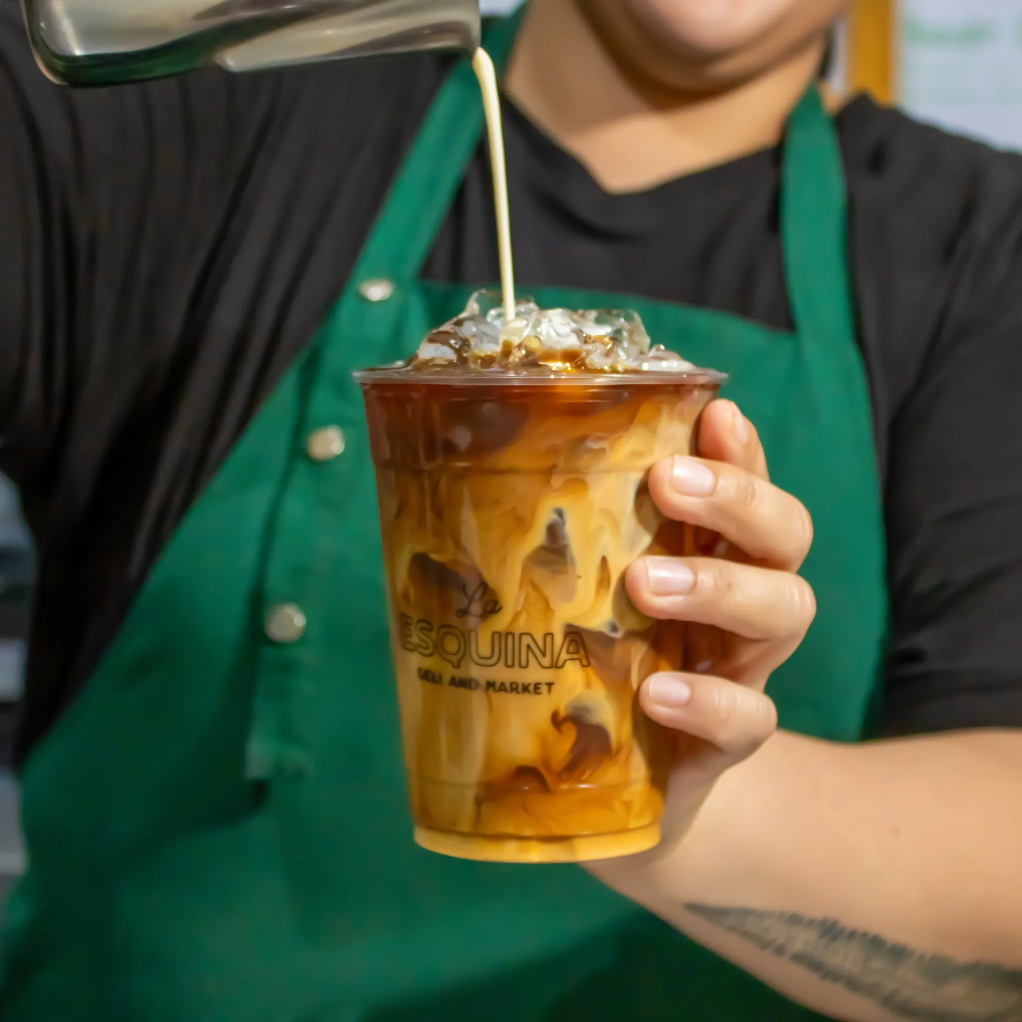 Hombre preparando un cafe
