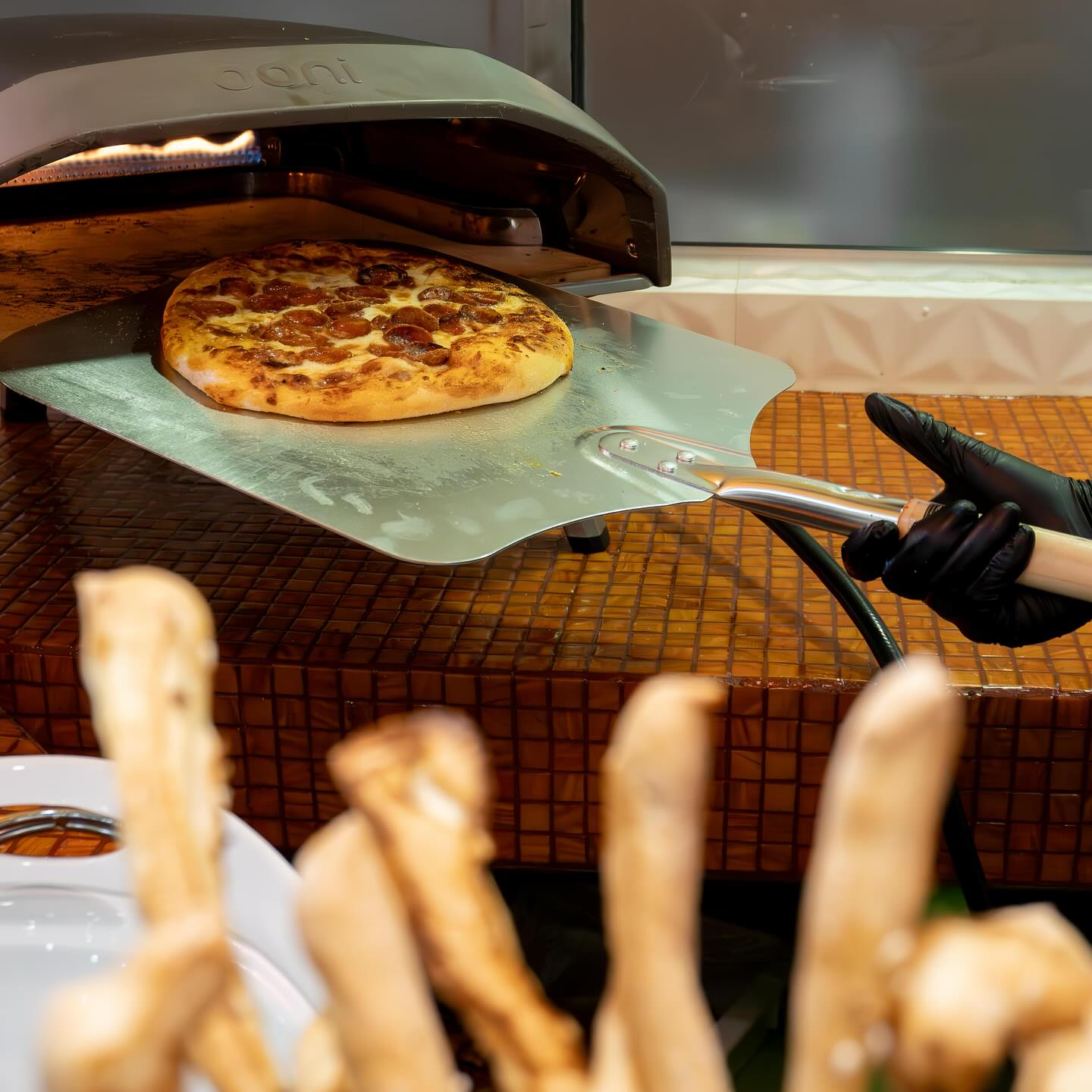 Pizza saliendo de un horno