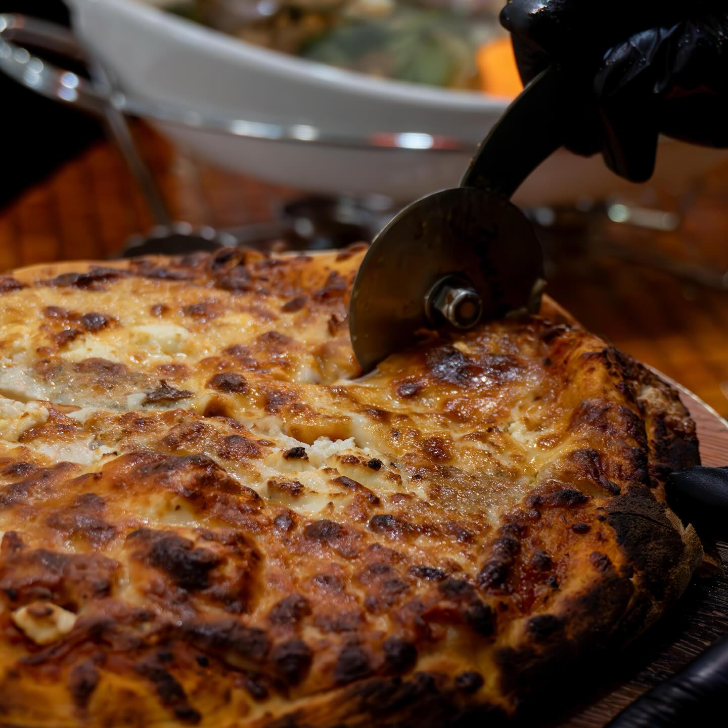 Pizza siendo cortada